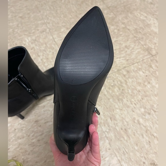 Gorgeous Pointed Toe Ankle Boots - Picture 6 of 8